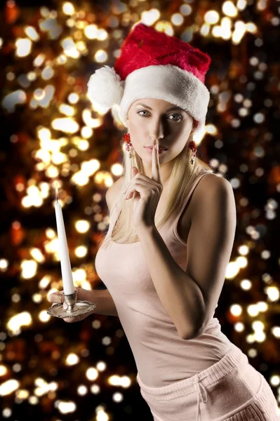 Hermosa Joven Con Sombrero Navidad Mantener Una Vela Concurso Oscuro — Foto de Stock