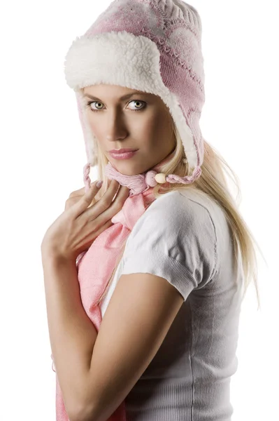 素敵な帽子とピンクのスカーフと白い冬ドレスの若い美しいモデルの肖像画間近します — ストック写真