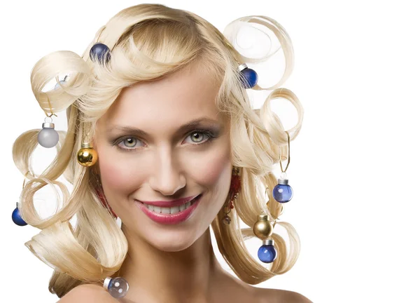 Coup Mode Une Fille Blonde Souriant Avec Des Cheveux Bouclés — Photo