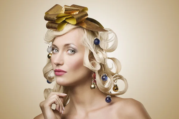 Módní Záběr Blonďatá Dívka Kudrnatými Vlasy Stylové Jako Vánoční Stromeček — Stock fotografie