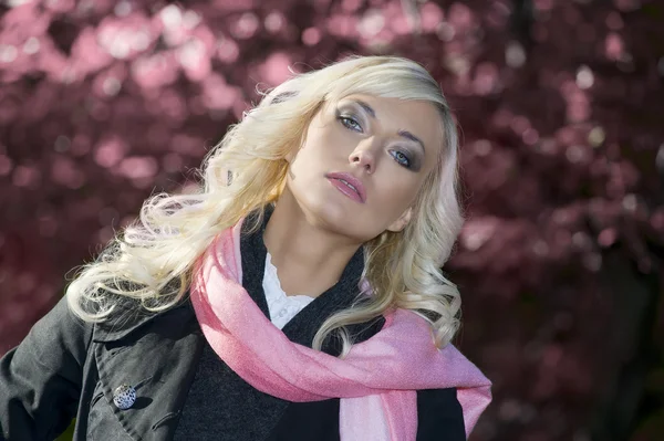 Jonge Blonde Vrouw Met Kapsel Dragen Jas Sjaal Een Roze — Stockfoto