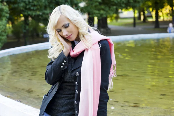 Blond meisje in de buurt van fontein — Stockfoto