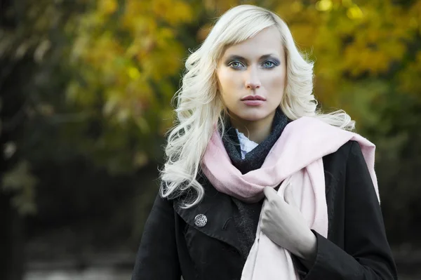 Nahaufnahme Mode Porträt Eines Blonden Mädchens Mit Frisur Schwarzem Mantel — Stockfoto