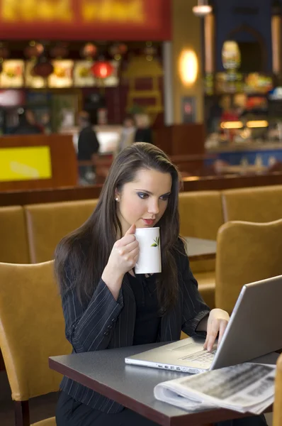 Νεαρή Γυναίκα Που Κάθεται Ένα Καφέ Πίνοντας Ένα Φλιτζάνι Του — Φωτογραφία Αρχείου