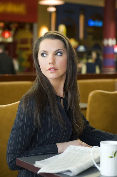Bir Kafede Otururken Resmi Elbiseli Güzel Kadın — Stok fotoğraf