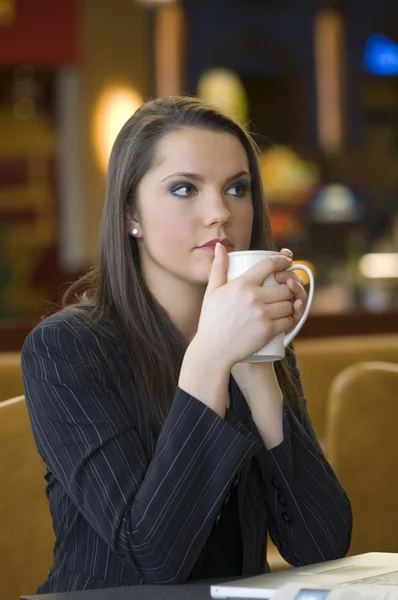 年轻女子变暖自己与 杯热茶之间的手 — 图库照片