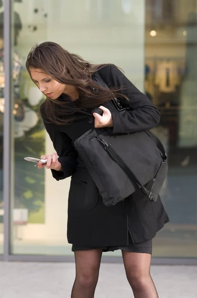 Симпатичная Девушка Улице Возле Витрины Магазина Пытается Ответить Мобильный — стоковое фото