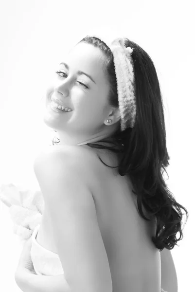 Beyaz Havlu Oynama Gülümseyerek Kamera Önünde Poz Alarak Güzel Bir — Stok fotoğraf