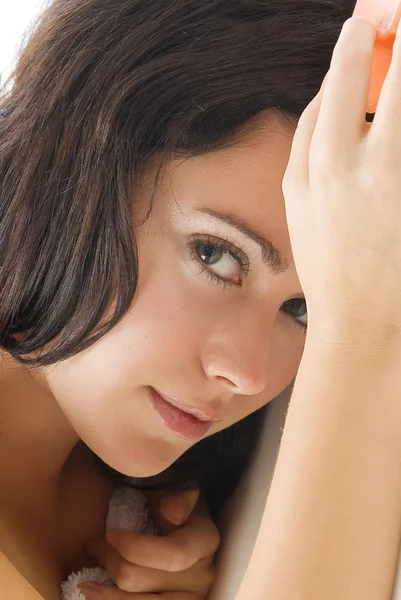 美しい黒い髪と公平な目でかわいい女の子のクローズ アップ — ストック写真