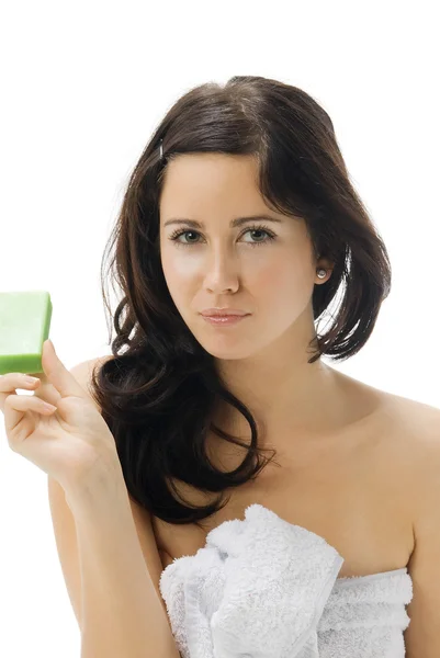 広告として手にバスローブとウィット緑色の石鹸を着て若くてきれいブルネット — ストック写真