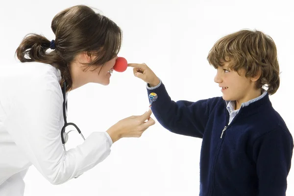 Junge Ärztin Mit Einem Süßen Ansatz Mit Einem Kleinen Jungen — Stockfoto