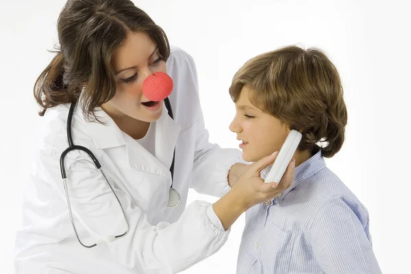 Junge Und Süße Ärztin Misst Temperatur Einem Kleinen Jungen — Stockfoto