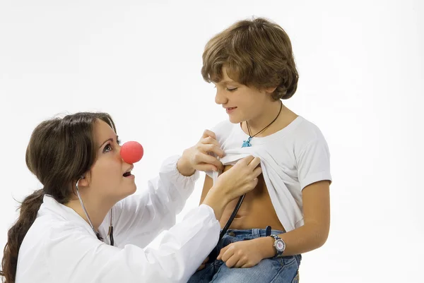 Junge Und Süße Ärztin Mit Roter Nase Besucht Einen Kleinen — Stockfoto