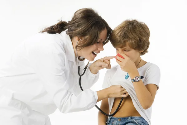 Unga Och Söta Kvinnliga Läkare Besöker Med Stetoskop Liten Pojke — Stockfoto