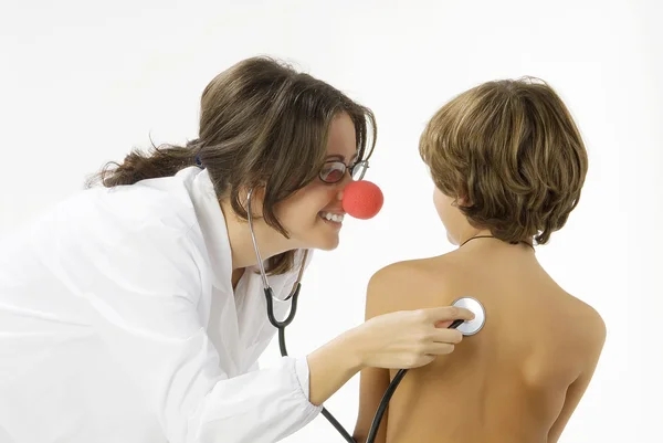 Mladé Roztomilé Ženské Doktor Červeným Nosem Návštěva Malého Chlapce — Stock fotografie