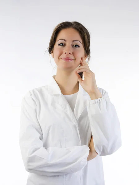 Beyaz Tıp Elbise Sevimli Esmer — Stok fotoğraf