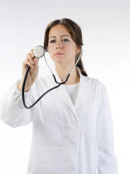 Süße Brünette Weißen Arztkittel Und Stethoskop Fokus Auf Dem Stethoskop — Stockfoto