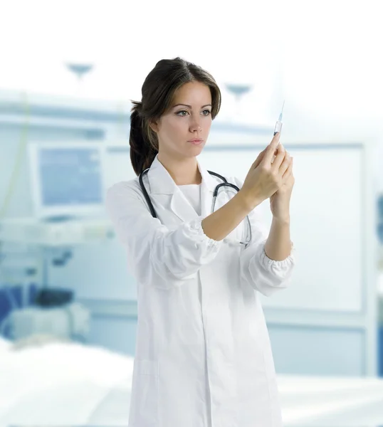 在白色的医疗礼服与一个注射器 可爱布鲁内特 — 图库照片