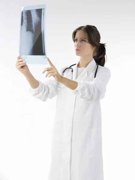 Ung Och Trevlig Läkare Tittar Patient Röntgen — Stockfoto