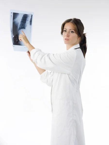 Giovane Bel Medico Guardando Una Radiografia Paziente — Foto Stock