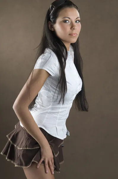 Chica Joven Agradable Con Camisa Blanca Falda Corta Marrón — Foto de Stock