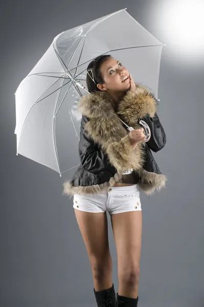Joven Bonita Chica Bajo Paraguas Con Corto Abrigo Piel — Foto de Stock