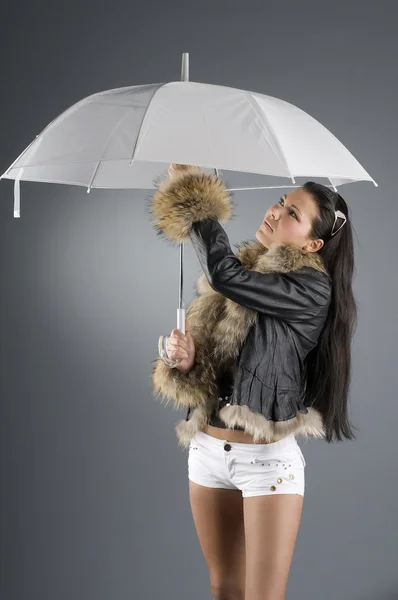 Bruneta a deštník — Stock fotografie