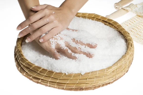Strofinare le mani con il sale — Foto Stock
