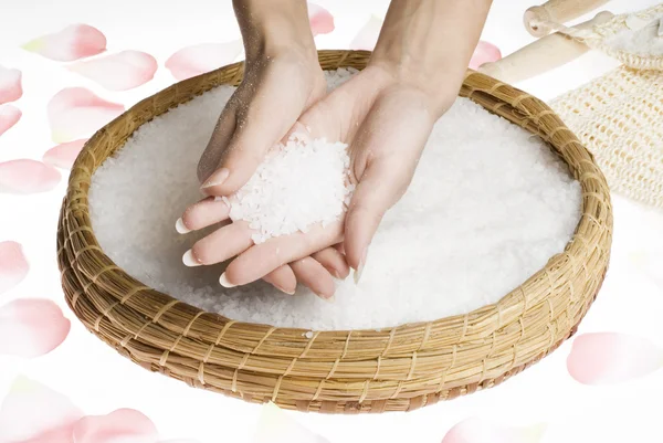 Hände mit Salz schrubben — Stockfoto