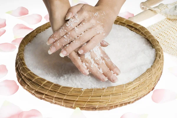Hände Machen Schönheitsbehandlung Zum Peeling Mit Salz — Stockfoto
