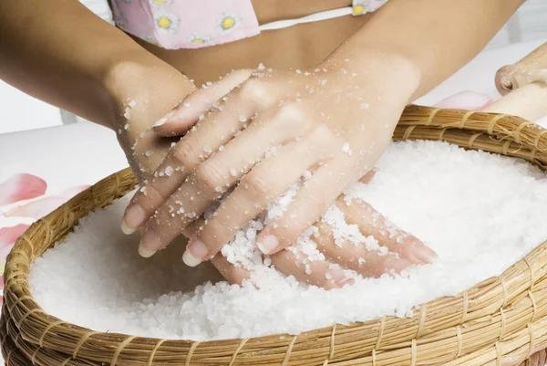 Χέρια Κάνοντας Την Περιποίηση Ομορφιάς Scrub Αλάτι — Φωτογραφία Αρχείου