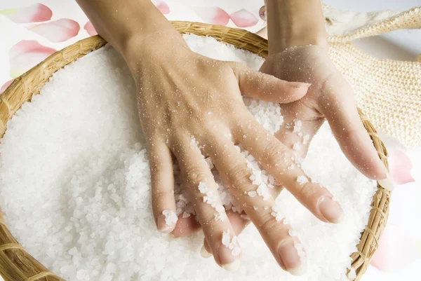 Strofinare le mani con il sale — Foto Stock