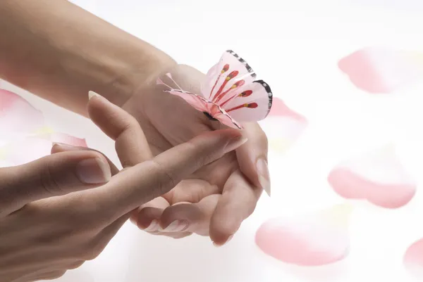 Χέρια Γυναίκα Που Παίζει Δάχτυλό Μια Ροζ Buttrfly — Φωτογραφία Αρχείου