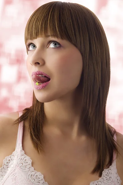 かなり 甘いの若い女の子と彼女の舌を示す彼女のピンクの唇にいくつかの砂糖 ロイヤリティフリーのストック画像