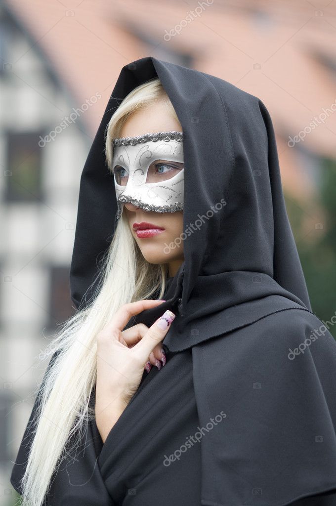 Фото женщин в масках