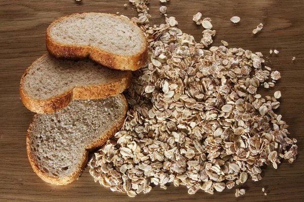 Fatias de pão de farelo com flocos de aveia — Fotografia de Stock
