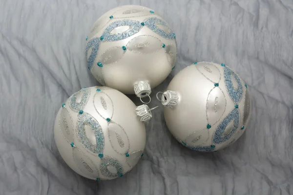 Bolas de prata de Natal em um fundo cinza — Fotografia de Stock