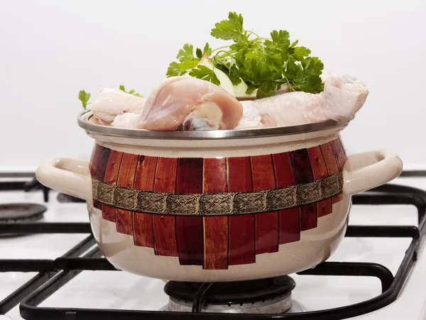 Rå kyckling i kokkärl — Stockfoto