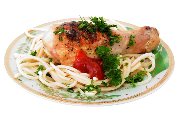 Жареная курица с спагетти с кетчупом — стоковое фото
