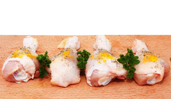 Råa Kycklingklubbor Med Kryddor Skärbräda — Stockfoto