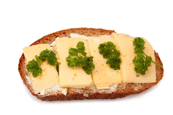 Сэндвич из цельного хлеба, сыра и зелени — стоковое фото