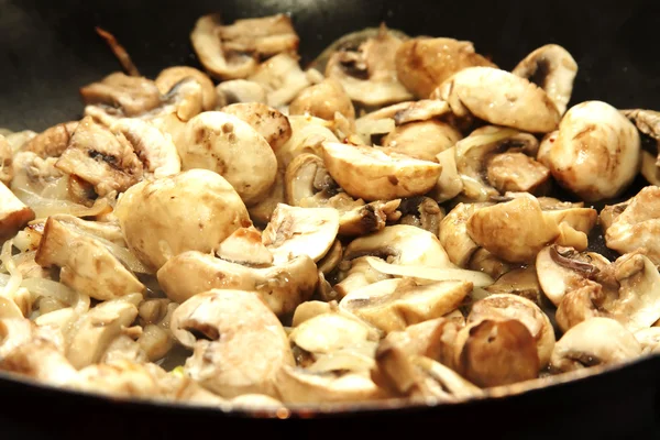 中石油在平底锅炒的蘑菇 — 图库照片