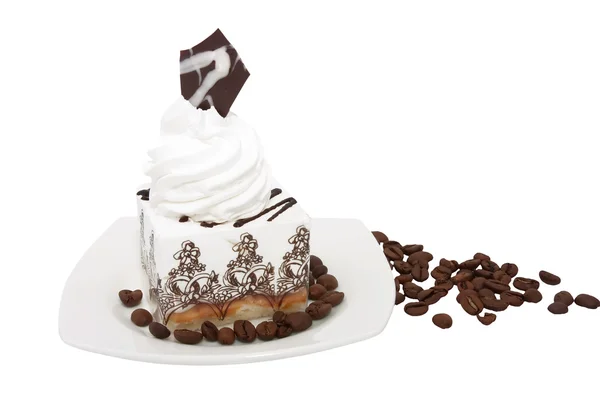 Weißer Kuchen mit Schokolade und Kaffeebohnen — Stockfoto