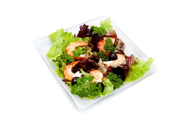 Salada com camarão, azeitonas pretas e ervas — Fotografia de Stock