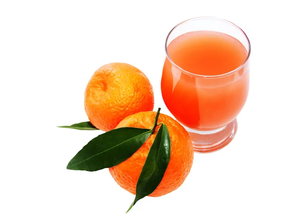 Vaso de jugo y dos mandarinas —  Fotos de Stock