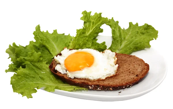 Sandwich Mit Spiegelei Auf Einem Weißen Teller Auf Weißem Hintergrund — Stockfoto