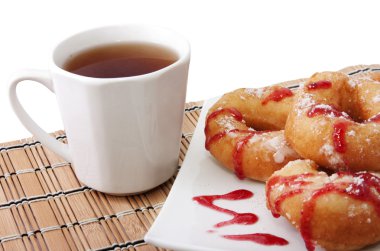 Lokmalar reçel ve bir fincan çay ile