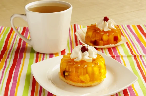 Tarts with whipped cream and a cup of tea — Stock Photo, Image