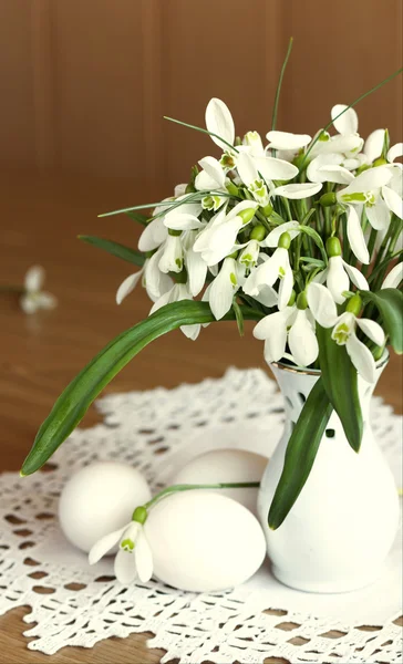 Bouquet van sneeuwklokjes en eieren — Stockfoto