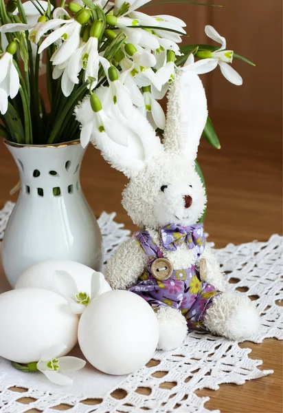 Jaja, królik i Przebiśniegi — Zdjęcie stockowe